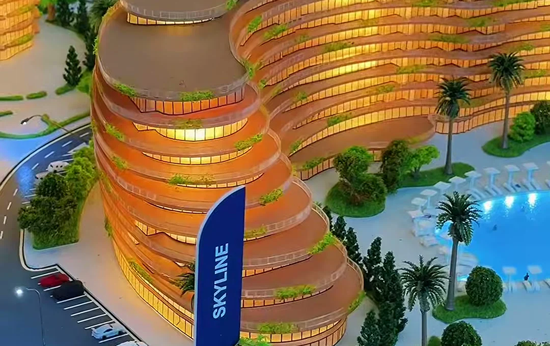 Фрагмент 21-метрового макета Sea Breeze: террасный корпус с флажком SKYLINE у бассейна