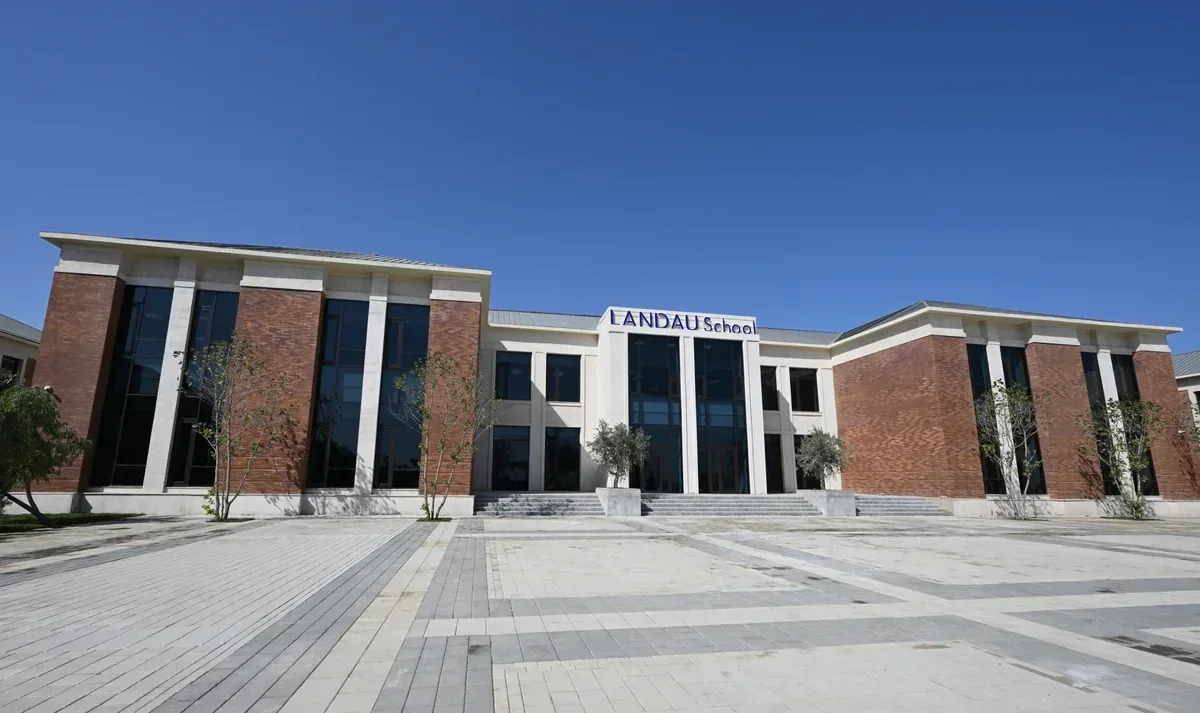 LANDAU School — соседнее здание, «рядом со школой Landau»