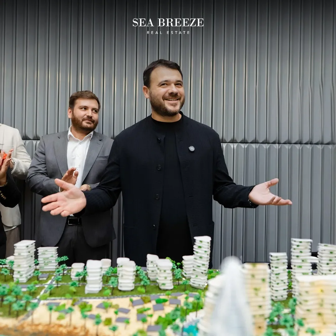 Открытие офиса 17.09.2025: основатель Sea Breeze Эмин Агаларов у макета
