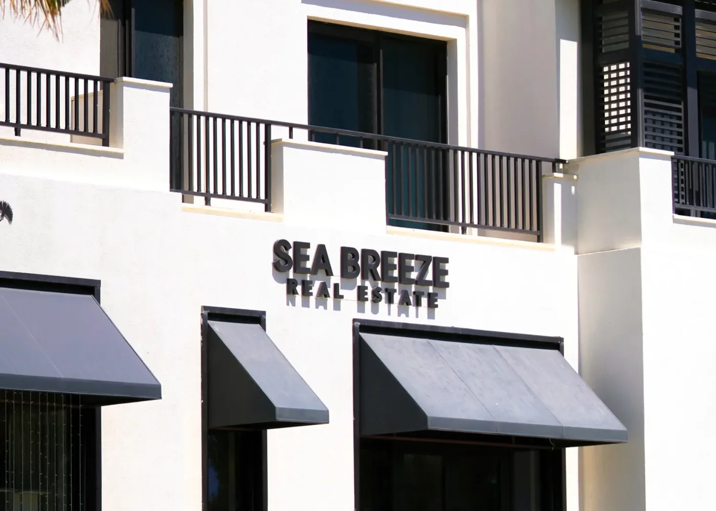 Вывеска SEA BREEZE REAL ESTATE — фото из карточки «Офис продаж Sea Breeze»